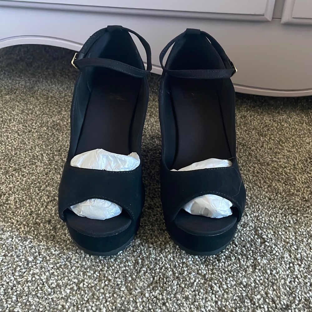 BNIB ankle strap platform sandals